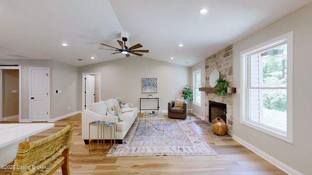 8207 Roseborough Rd, Louisville, KY 40228