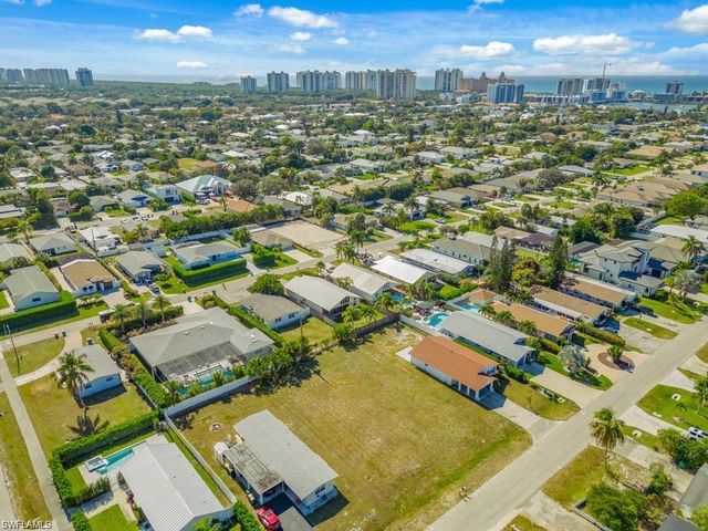686 97th AVE N, Naples, FL 34108