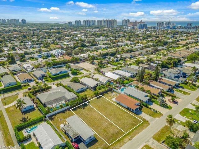 686 97th AVE N, Naples, FL 34108
