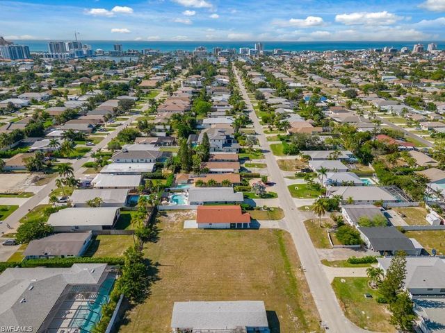 686 97th AVE N, Naples, FL 34108