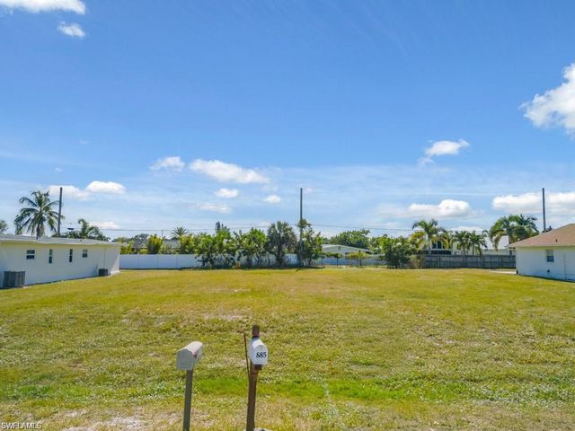 686 97th AVE N, Naples, FL 34108