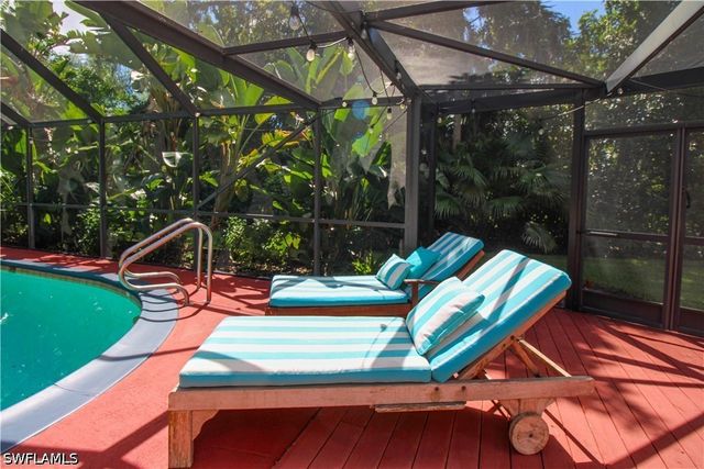 750 Pine CT, Naples, FL 34102