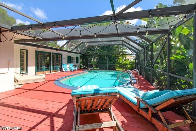750 Pine CT, Naples, FL 34102