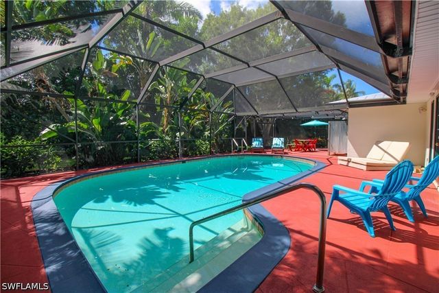 750 Pine CT, Naples, FL 34102