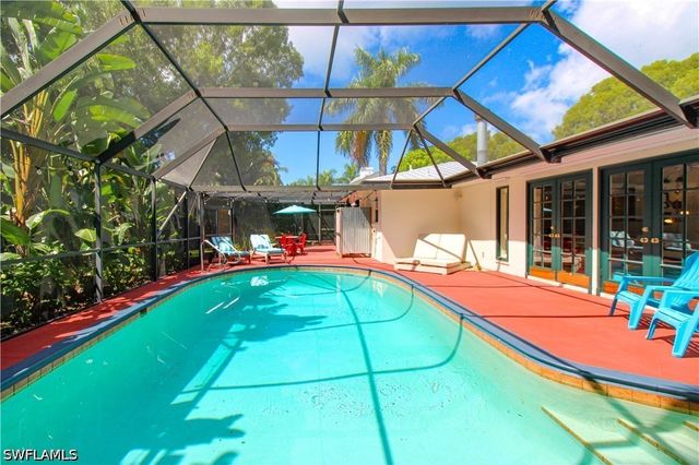 750 Pine CT, Naples, FL 34102