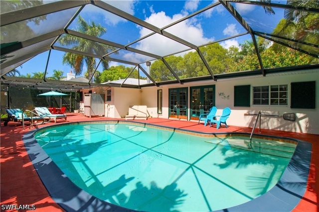 750 Pine CT, Naples, FL 34102