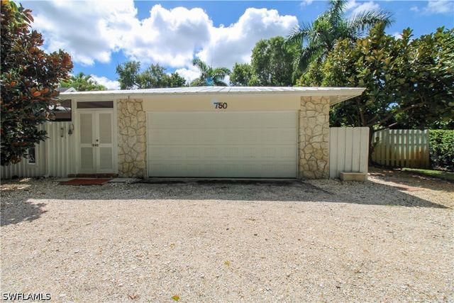 750 Pine CT, Naples, FL 34102