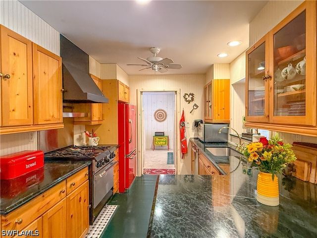 750 Pine CT, Naples, FL 34102