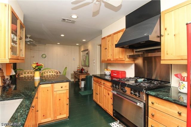 750 Pine CT, Naples, FL 34102