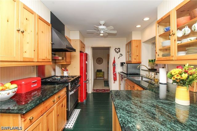750 Pine CT, Naples, FL 34102