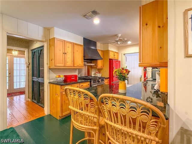 750 Pine CT, Naples, FL 34102