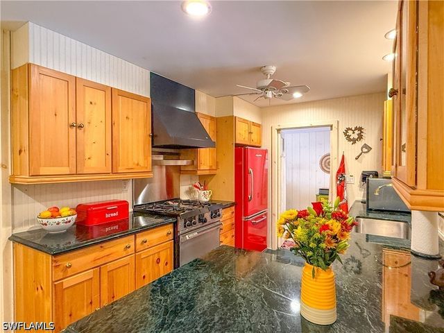 750 Pine CT, Naples, FL 34102