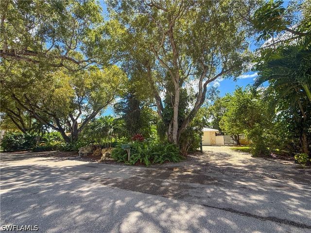 750 Pine CT, Naples, FL 34102