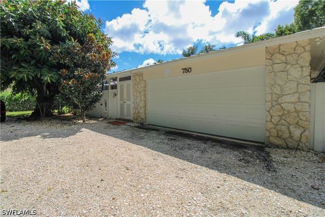 750 Pine CT, Naples, FL 34102