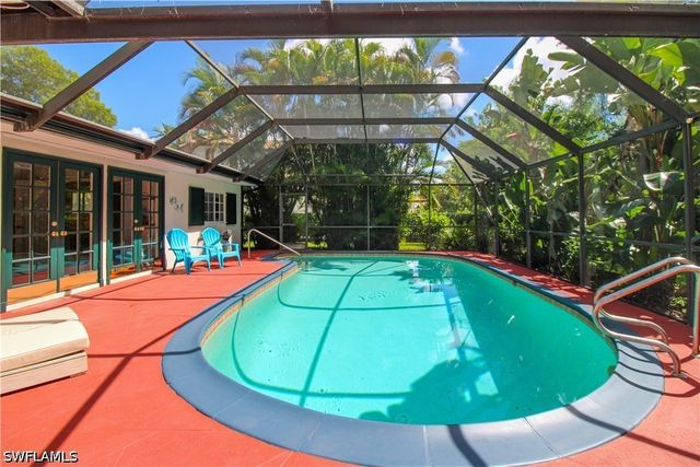 750 Pine CT, Naples, FL 34102