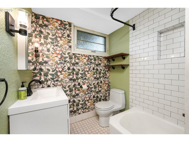 2025 Se CARUTHERS St 24, Portland, OR 97214