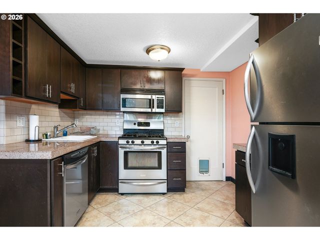 2025 Se CARUTHERS St 24, Portland, OR 97214