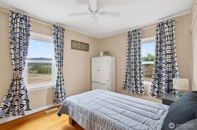 82 E Sunny Sands Road, Cathlamet, WA 98612