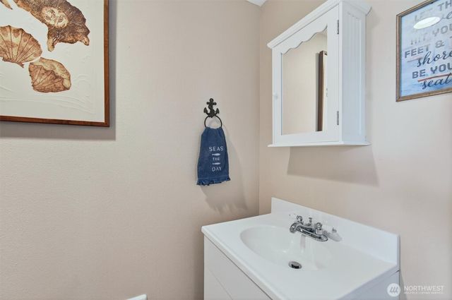 82 E Sunny Sands Road, Cathlamet, WA 98612