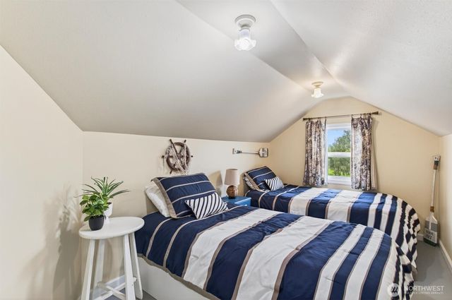 82 E Sunny Sands Road, Cathlamet, WA 98612