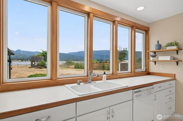 82 E Sunny Sands Road, Cathlamet, WA 98612