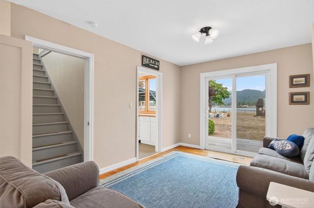 82 E Sunny Sands Road, Cathlamet, WA 98612