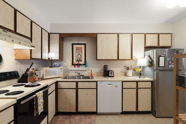 33561 N Royal Oak Lane 209, Grayslake, IL 60030