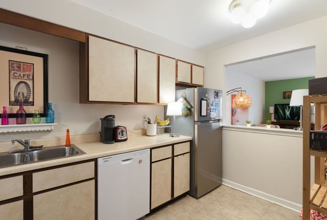 33561 N Royal Oak Lane 209, Grayslake, IL 60030