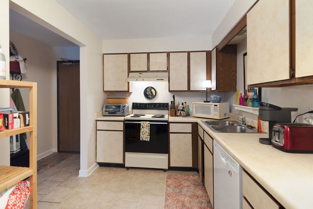 33561 N Royal Oak Lane 209, Grayslake, IL 60030