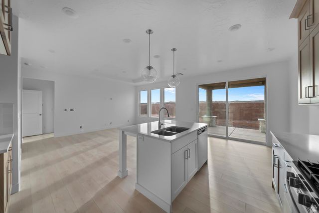 5334 S SHOREBREAK DR, Washington, UT 84780