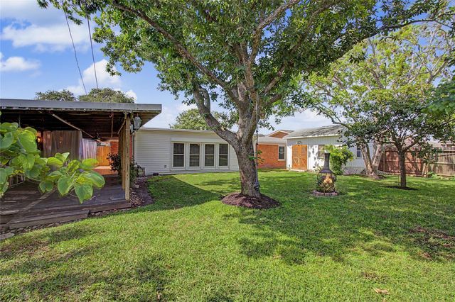 7213 Youpon Drive, Galveston, TX 77551