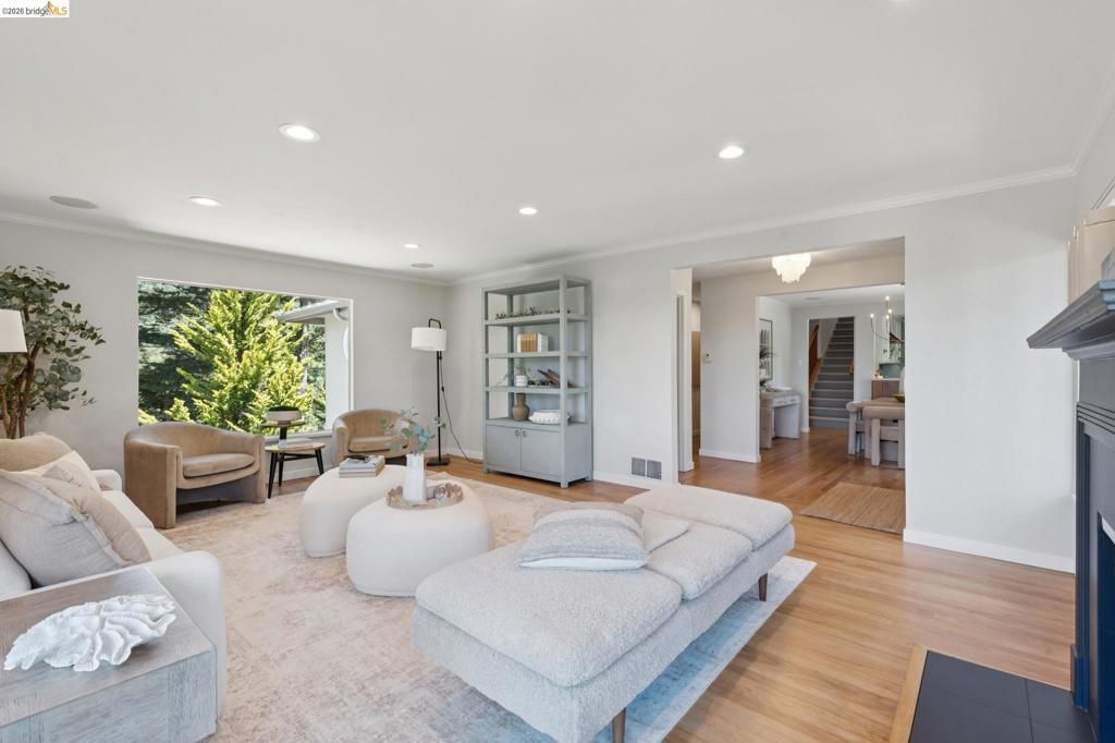 Image 11 of property listing at 5649 Castle Dr., Oakland, CA 94611