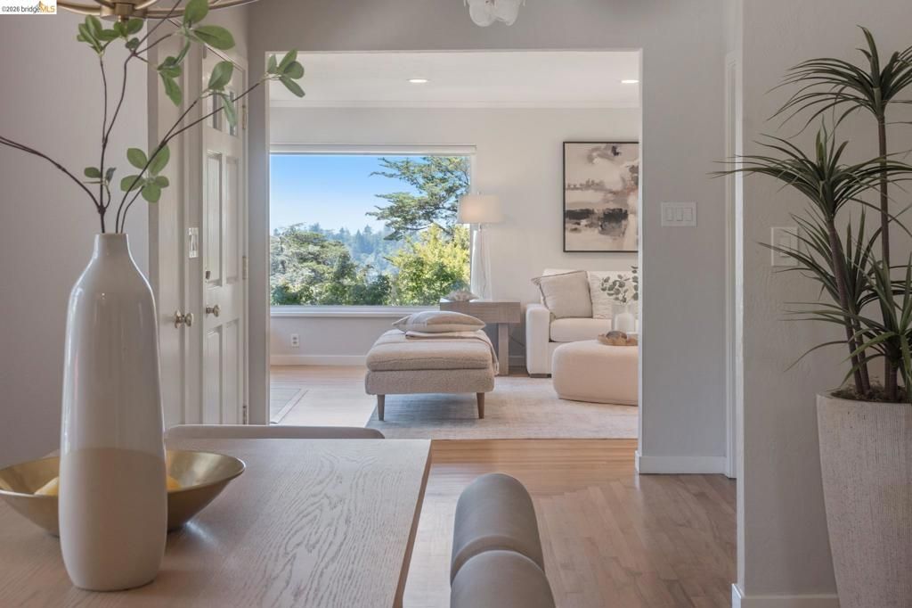 Image 14 of property listing at 5649 Castle Dr., Oakland, CA 94611