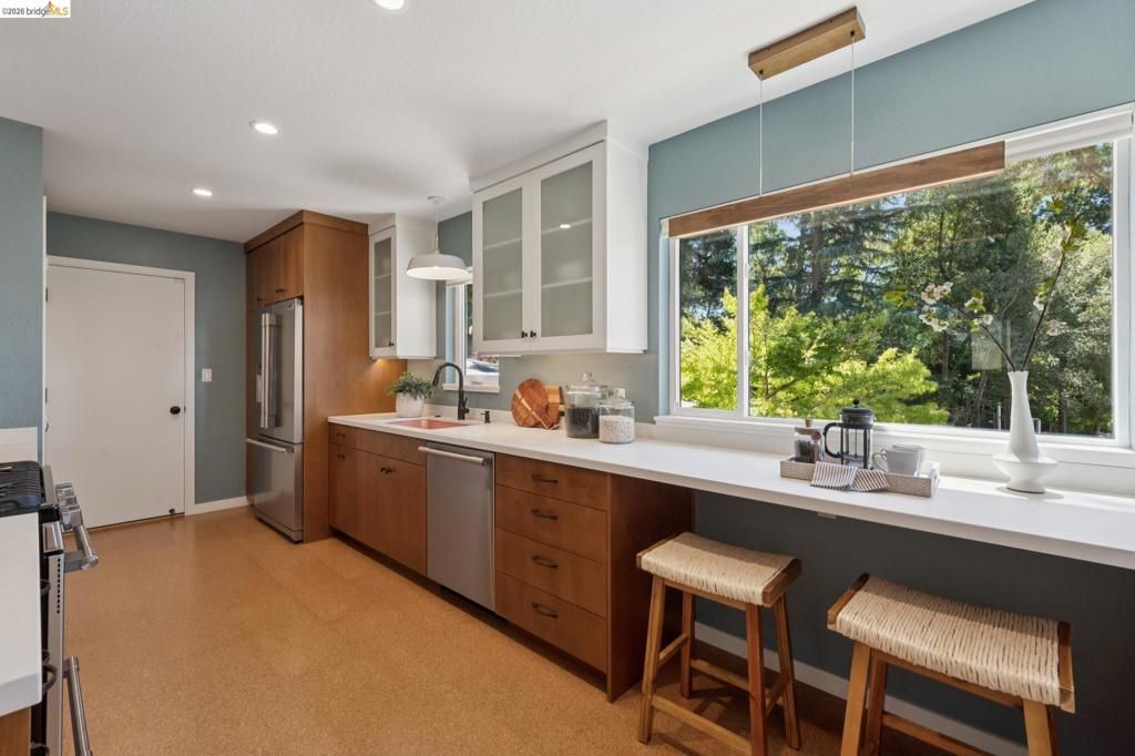 Image 16 of property listing at 5649 Castle Dr., Oakland, CA 94611