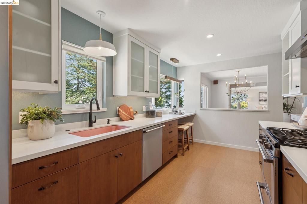 Image 17 of property listing at 5649 Castle Dr., Oakland, CA 94611