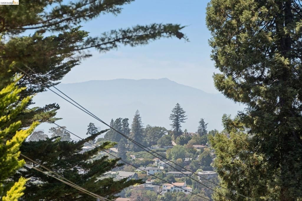 Image 3 of property listing at 5649 Castle Dr., Oakland, CA 94611