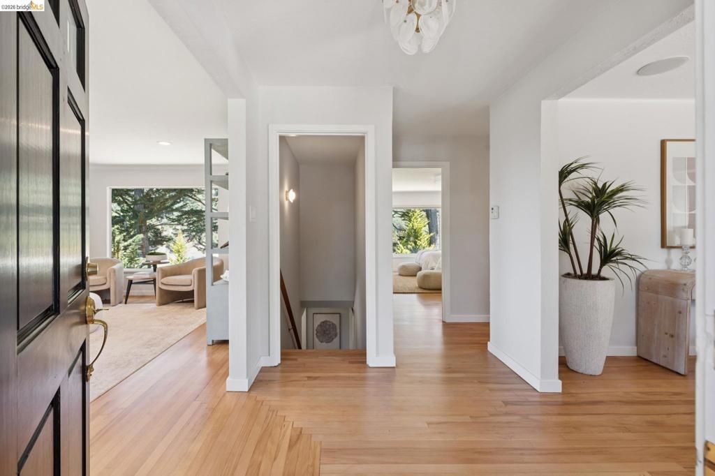 Image 4 of property listing at 5649 Castle Dr., Oakland, CA 94611