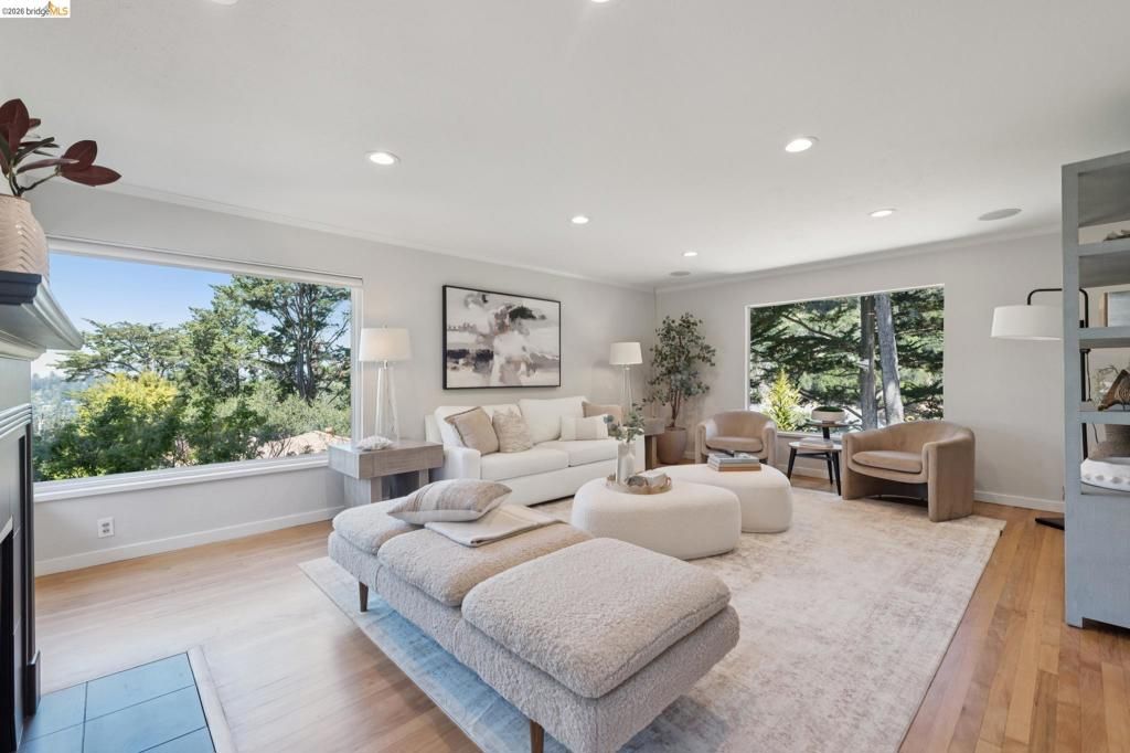 Image 5 of property listing at 5649 Castle Dr., Oakland, CA 94611