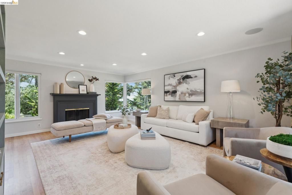Image 6 of property listing at 5649 Castle Dr., Oakland, CA 94611