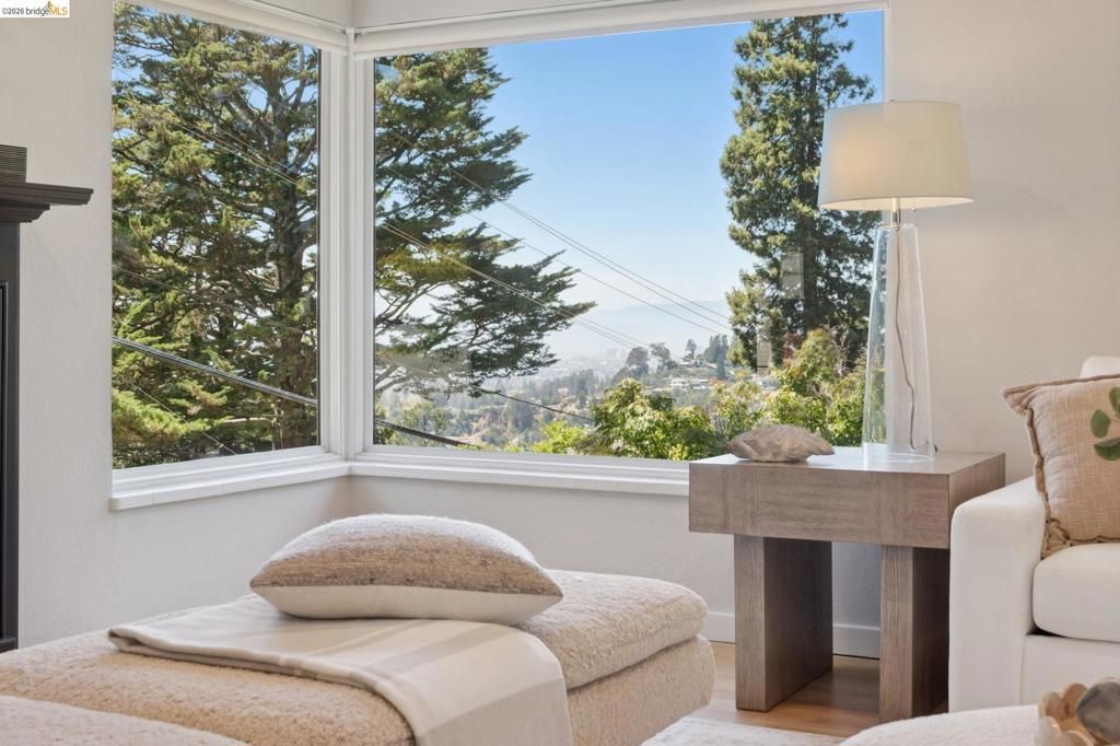 Image 8 of property listing at 5649 Castle Dr., Oakland, CA 94611
