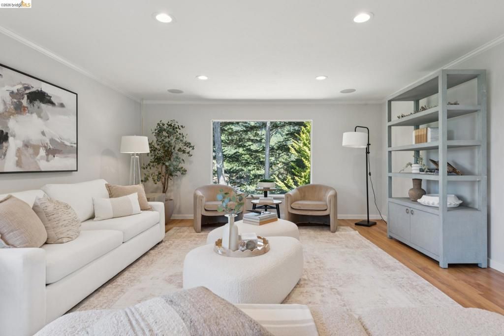 Image 9 of property listing at 5649 Castle Dr., Oakland, CA 94611