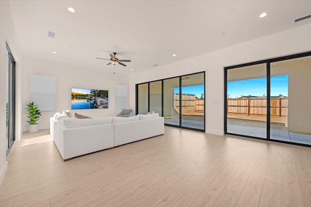 1023 Beaver Pond Loop, Madera, CA 93636