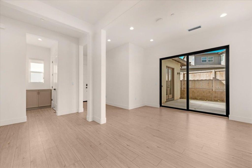 Image 12 of property listing at 1023 Beaver Pond Loop, Madera, CA 93636