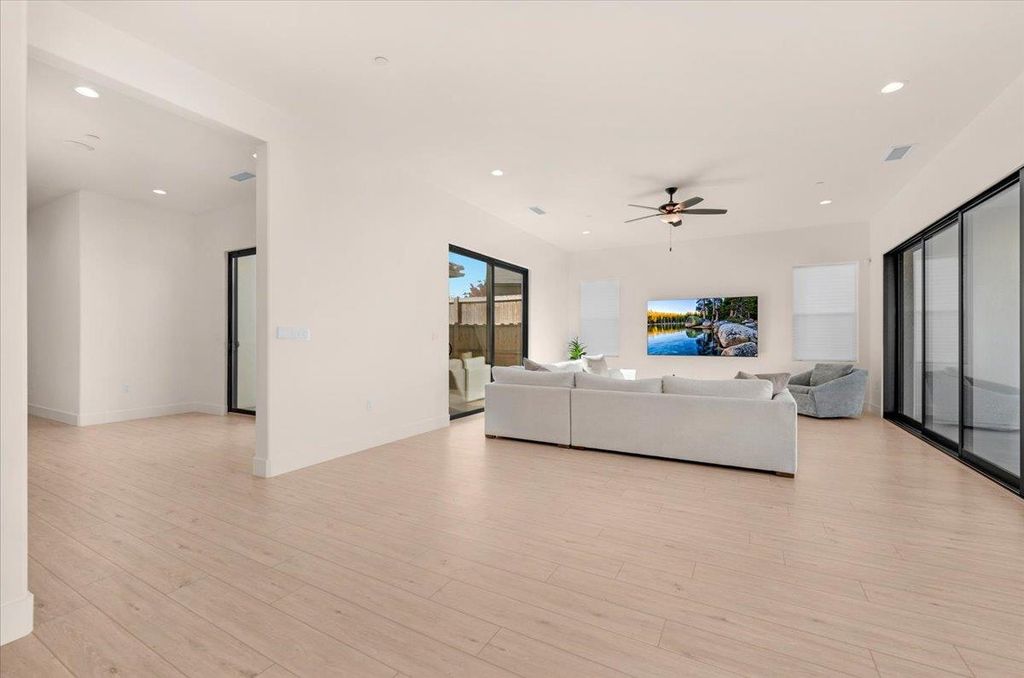 Image 14 of property listing at 1023 Beaver Pond Loop, Madera, CA 93636