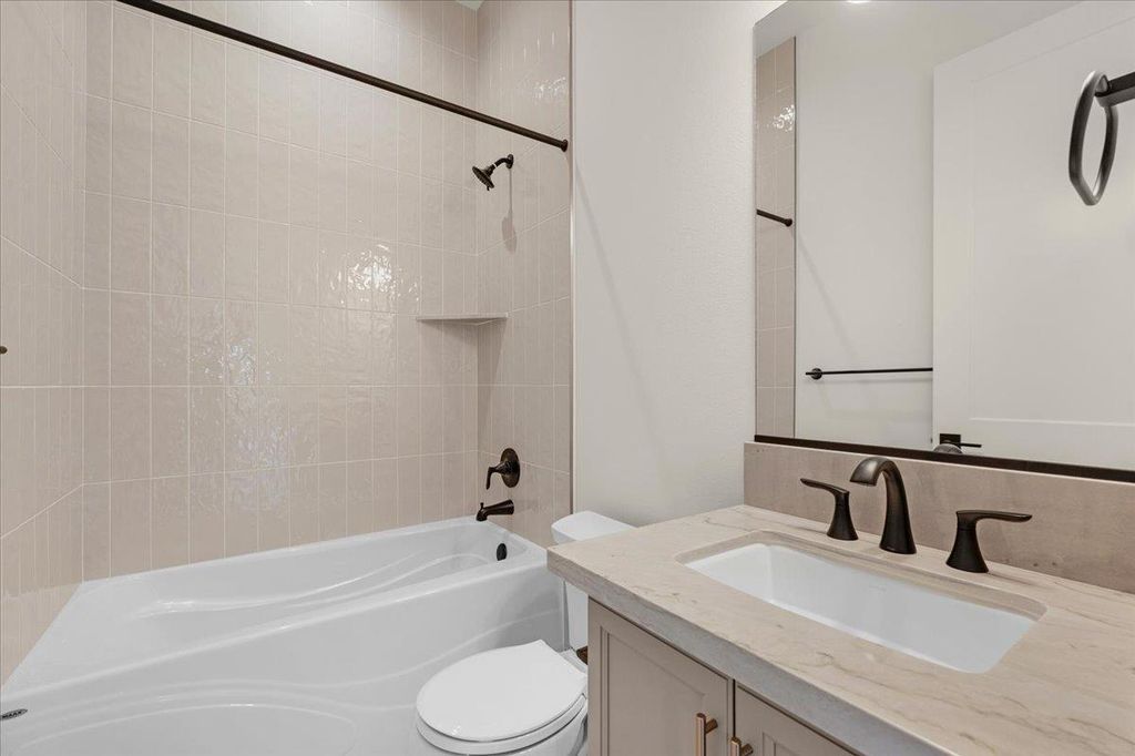 Image 28 of property listing at 1023 Beaver Pond Loop, Madera, CA 93636