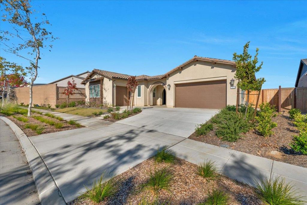 Image 3 of property listing at 1023 Beaver Pond Loop, Madera, CA 93636