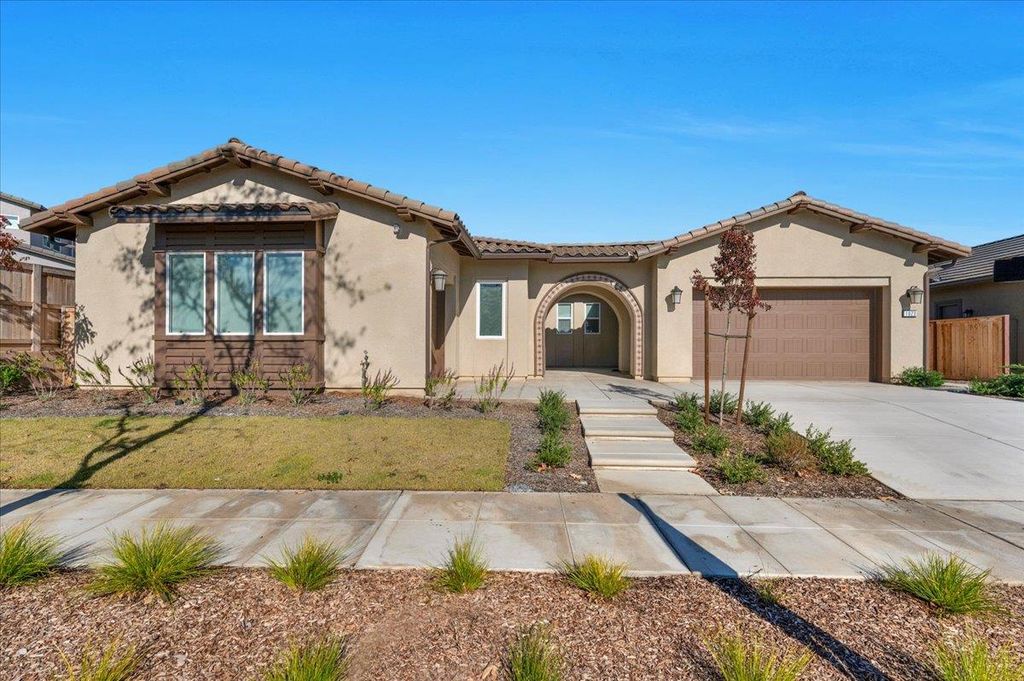 Image 4 of property listing at 1023 Beaver Pond Loop, Madera, CA 93636