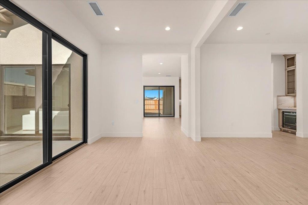 Image 8 of property listing at 1023 Beaver Pond Loop, Madera, CA 93636