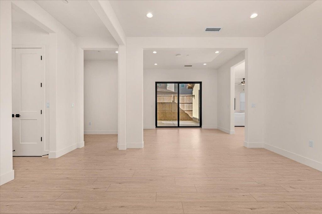 Image 9 of property listing at 1023 Beaver Pond Loop, Madera, CA 93636