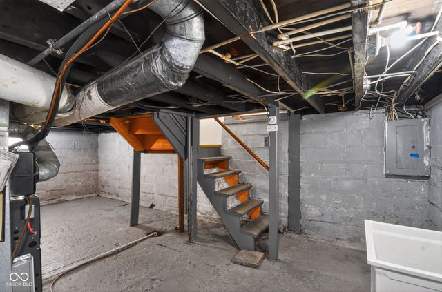 89 S 6th Avenue, Beech Grove, IN 46107